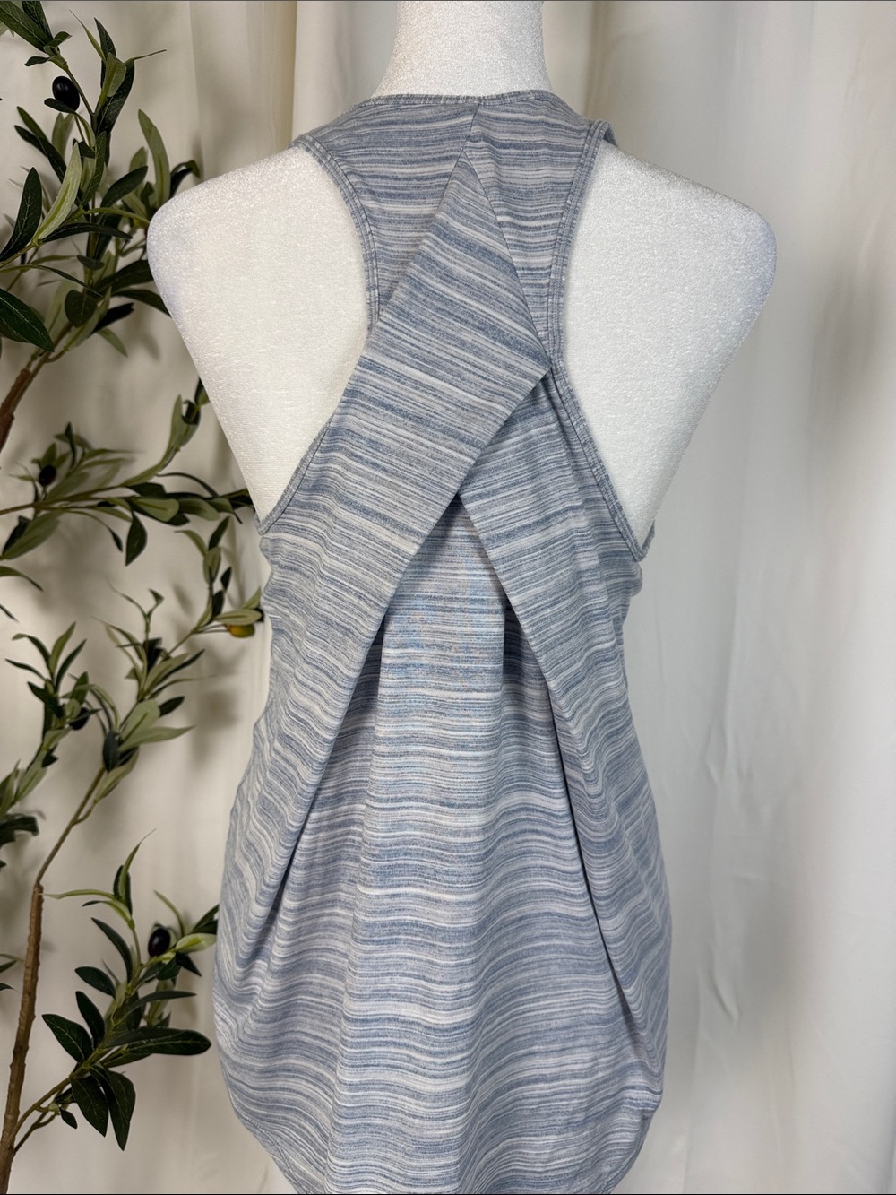 Lululemon Essential Tank Pleated Light Blue Striped Sz 6/8 (A2) - Picture 6 of 9
